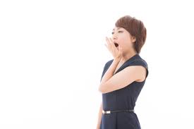 眠いのを我慢してる人、理由は？