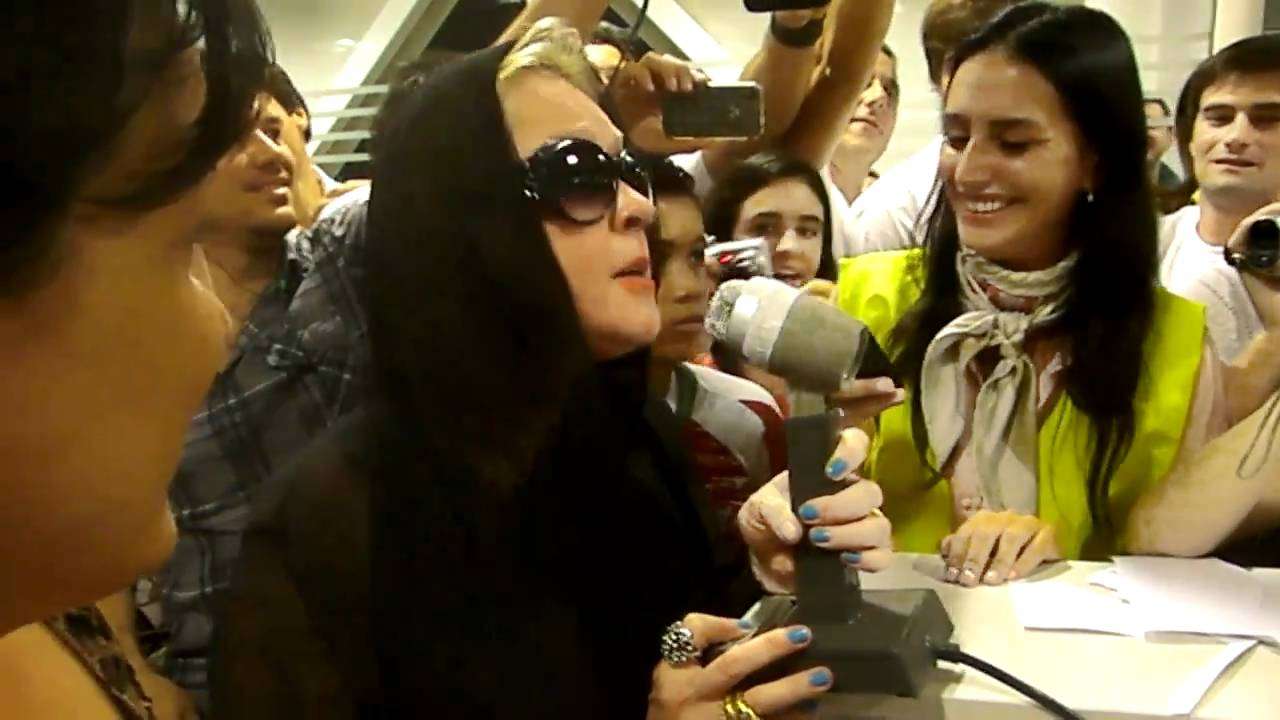 Cyndi Lauper canta en aeroparque / performs at buenos aires airport - YouTube