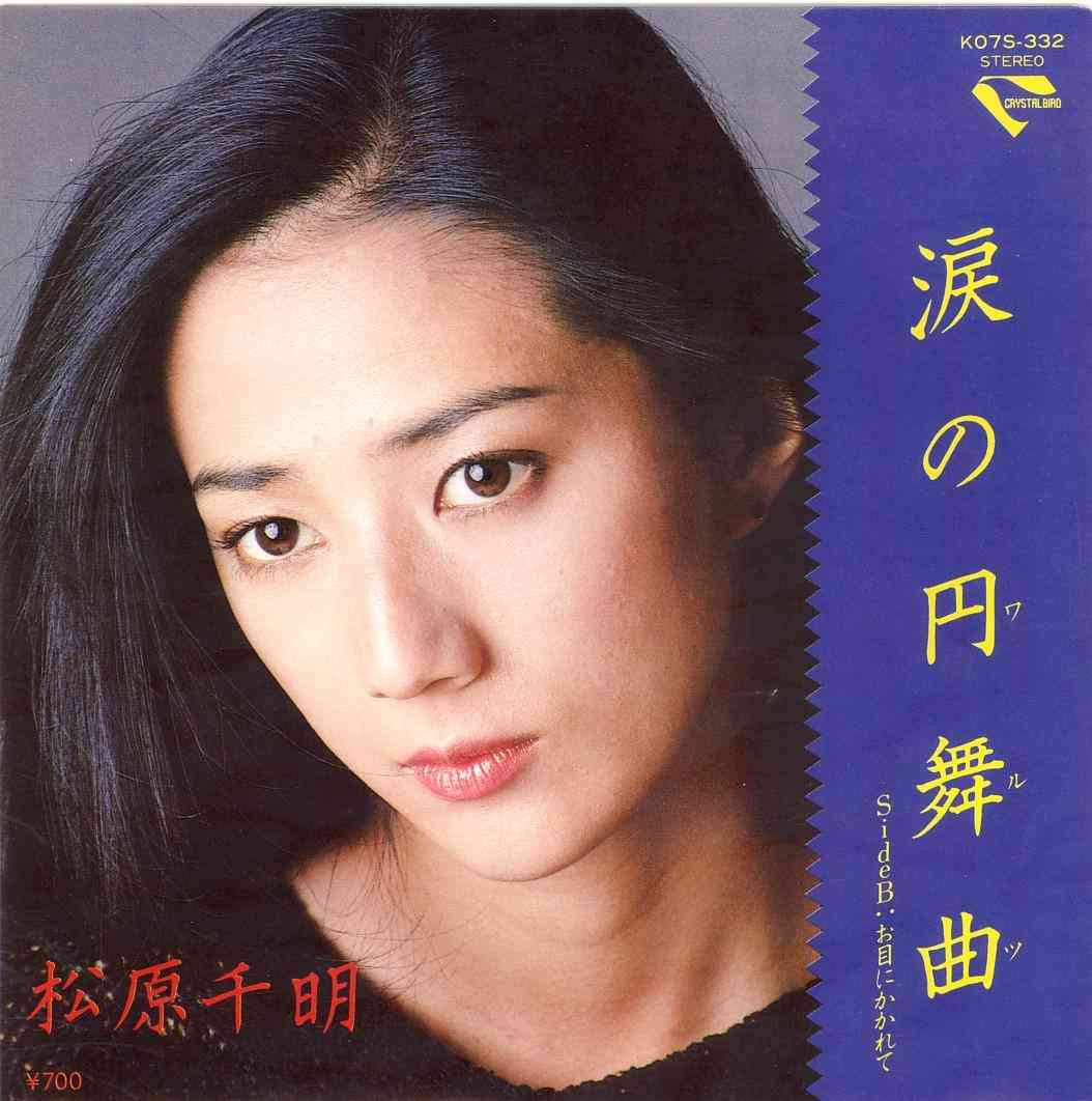 すみれ自慢の脚線美で大技「脚ドン」を披露