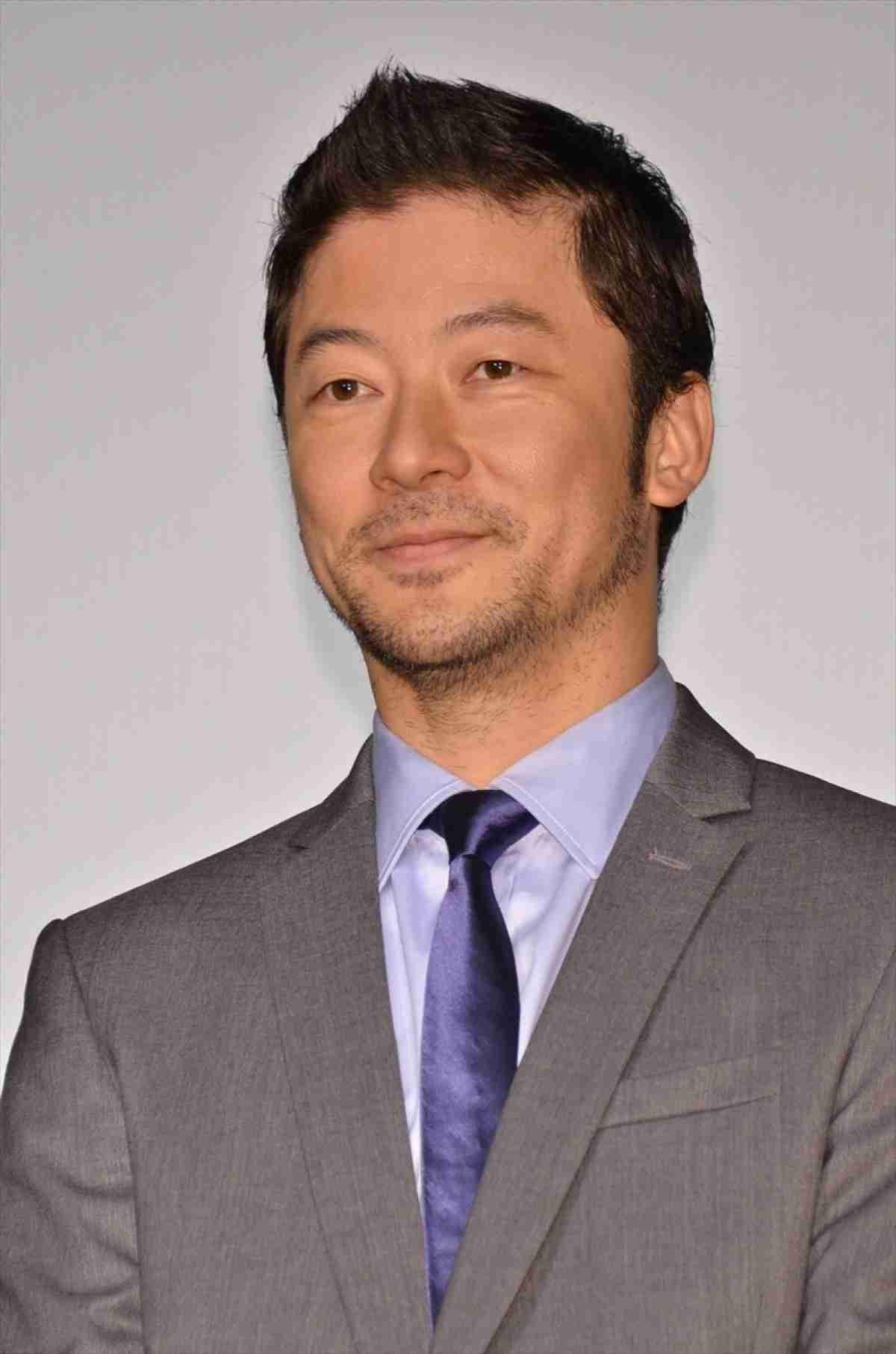 浅野忠信“加工なし”の衝撃ヘア公開！真ん中だけ丸刈りの姿にファン動揺