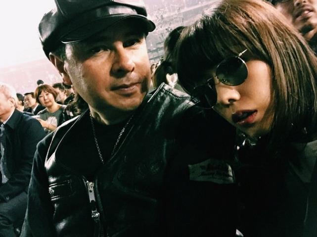 仲里依紗、KISSのライブに親子で参戦！父親とのツーショットに「ナイス親子」の声も