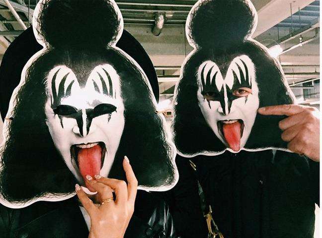 仲里依紗、KISSのライブに親子で参戦！父親とのツーショットに「ナイス親子」の声も