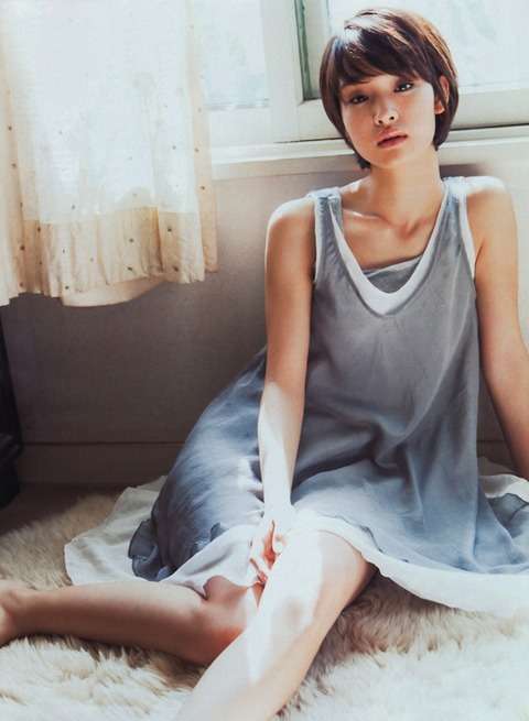 剛力彩芽、1stアルバムのジャケット公開！カラフルなデザインに自筆の題字
