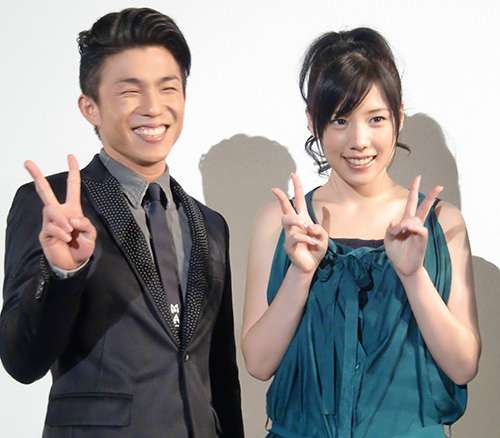 仲里依紗、KISSのライブに親子で参戦！父親とのツーショットに「ナイス親子」の声も