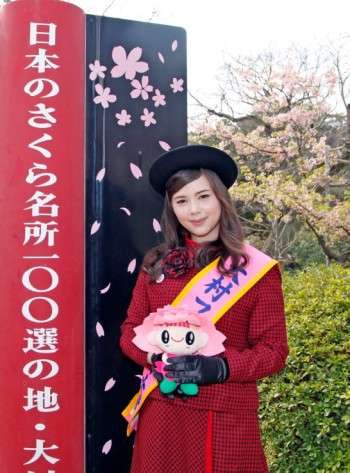 仲里依紗、KISSのライブに親子で参戦！父親とのツーショットに「ナイス親子」の声も