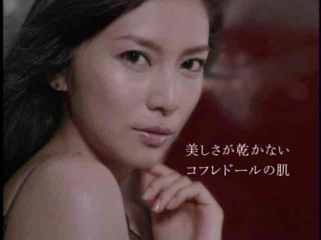 素敵な化粧品の広告を貼っていこう♪