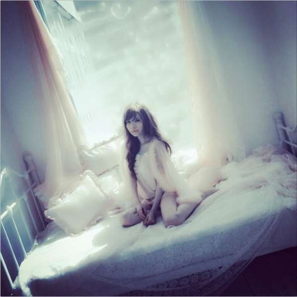 益若つばさの“天使のような”写真に反響。ベッドでの幻想的な1枚に「こんな朝を迎えたい…」 | Techinsight|海外セレブ、国内エンタメのオンリーワンをお届けするニュースサイト