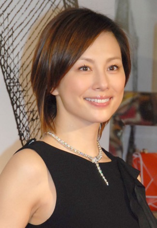 米倉涼子、結婚後初公の場　黒のワンピースで登場