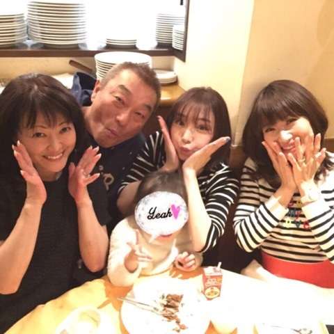 加護亜依が娘と笑顔でピース、親交厚いNAOMIブログで久々に元気な姿