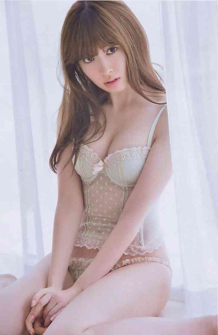 浅田舞VS小嶋陽菜、平成の「和製マリリン・モンロー」はどっちだ!?