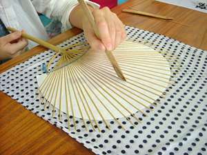 房州うちわ作り | たてやま体験学習旅行ナビ