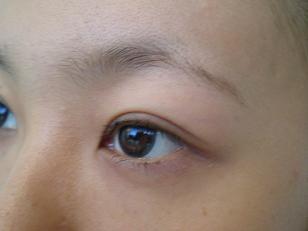 タトゥー大失敗。ピエロのような4本眉毛にさせられた22歳女性。（英）