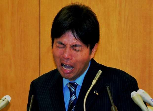 野々村竜太郎氏 丸刈りの頭にメガネとマスクを着用した姿で登場 - ライブドアニュース