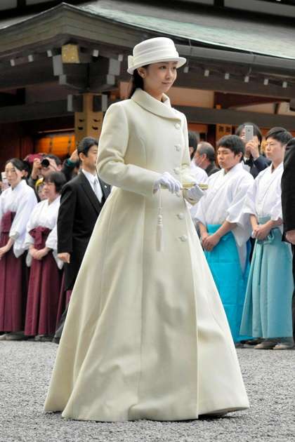 佳子さま伊勢神宮参拝 白のロングドレス姿、お一人で