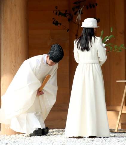 佳子さま伊勢神宮参拝 白のロングドレス姿、お一人で