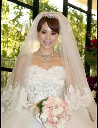 芸能人のウエディングドレス姿を貼っていこう