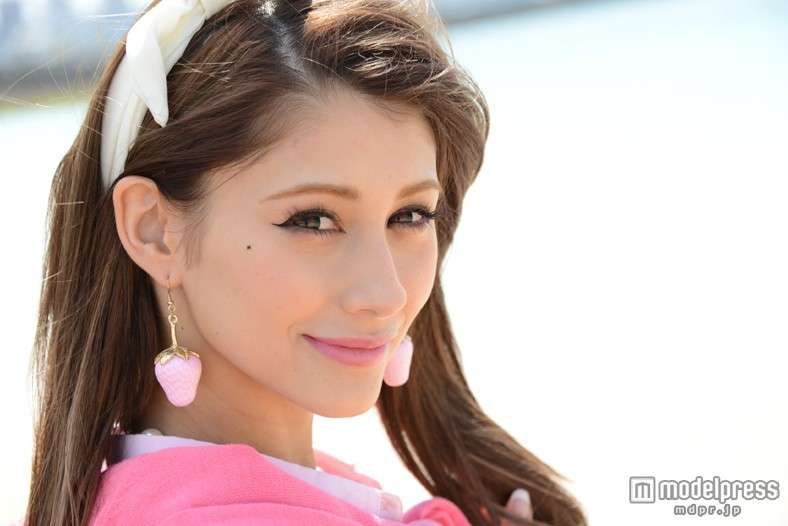 佐々木希も絶賛の美貌!“リアルバービー”と呼ばれるアメリカ人美女、ダコタ・ローズ、バラエティー初出演で流暢な日本語披露