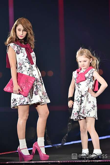 益若つばさ&ダレノガレ明美、キッズモデルとランウェイに ←違和感がすごい