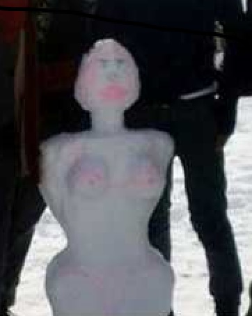 【アダルト注意？】セクシー雪だるまと写真で処分、失職危機の女性教師を生徒は擁護。（トルコ）