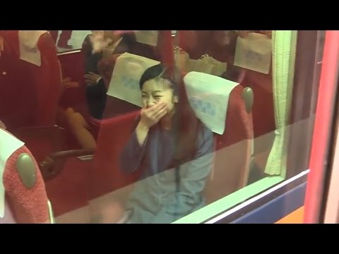 佳子さま、必死な皇室ファンのお見送りに吹き出す 奈良,神武天皇陵参拝後の電車移動 2015.3 - YouTube