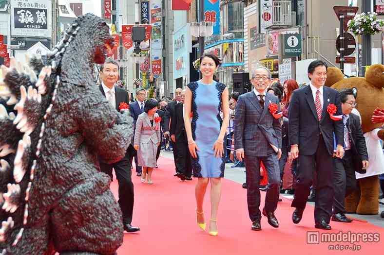長澤まさみ、美脚のぞかせレッドカーペットに登場 