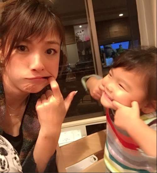 大塚愛がミニスカ姿で美脚を披露。「オシャレママ」と憧れの存在に