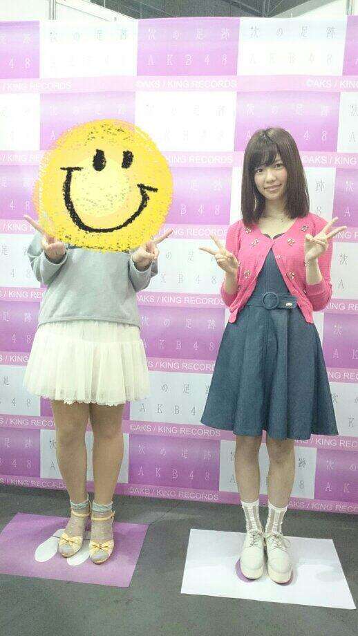 【AKB48】「次の足跡」写メ会でぱるること島崎遥香が同じ表情とポーズをキープし続けパネル化www