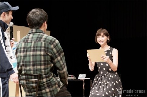 篠田麻里子、AKB48卒業後初のソロイベントで“涙サプライズ”
