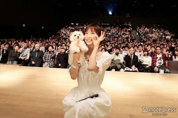 篠田麻里子、AKB48卒業後初のソロイベントで“涙サプライズ”