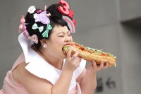 8.6秒バズーカー、“青衣装”に変身 定番化には消極的