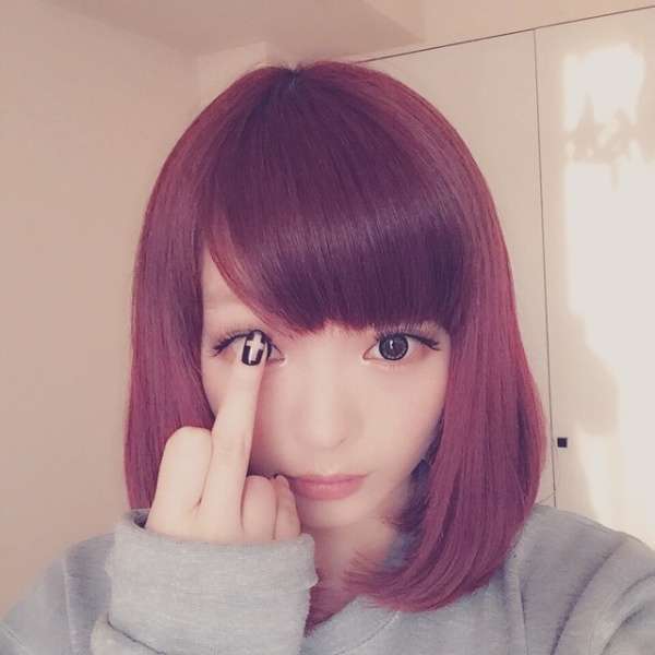 きゃりーぱみゅぱみゅが投稿したネイル写真が話題。中指を立てたショットに賛否両論の声