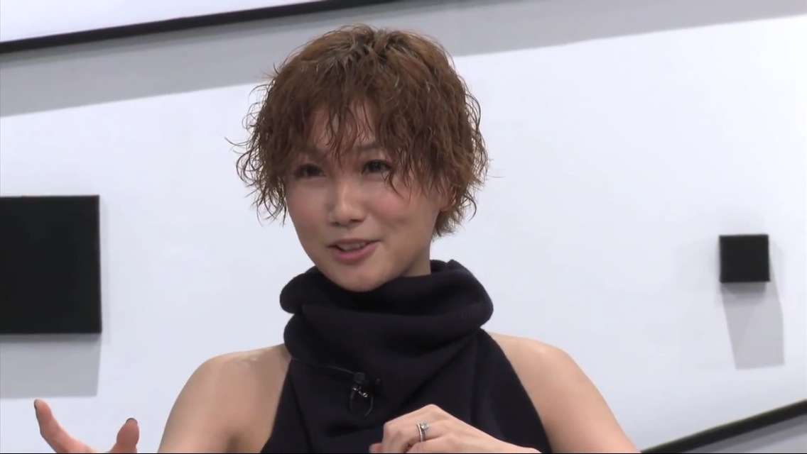 大塚愛がミニスカ姿で美脚を披露。「オシャレママ」と憧れの存在に