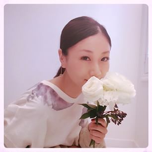 大塚愛がミニスカ姿で美脚を披露。「オシャレママ」と憧れの存在に