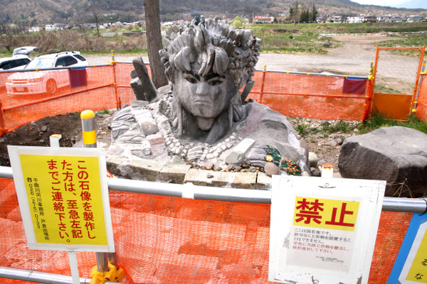 河川敷に巨大石像、作った男を書類送検　数年前から拡大