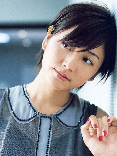 長澤まさみ、美脚のぞかせレッドカーペットに登場 