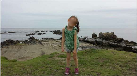 【苦手な方注意】誰の足!? よーく見るとめちゃくちゃ怖い女の子の写真 …海外ユーザーが神奈川で撮影か