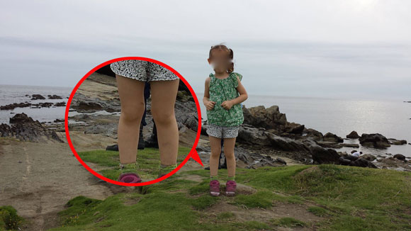 【心霊写真】誰の足!? よーく見るとめちゃくちゃ怖い女の子の写真 /&nbsp;海外ユーザーが神奈川で撮影か | ロケットニュース24