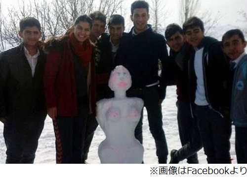 【アダルト注意？】セクシー雪だるまと写真で処分、失職危機の女性教師を生徒は擁護。（トルコ）