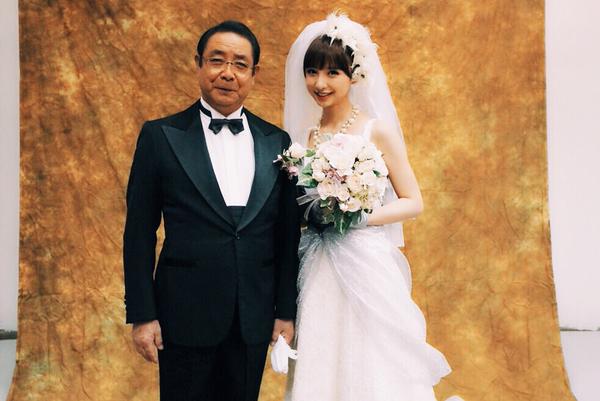 篠田麻里子、恒例の”エイプリルフール婚”　今年のお相手は平泉成