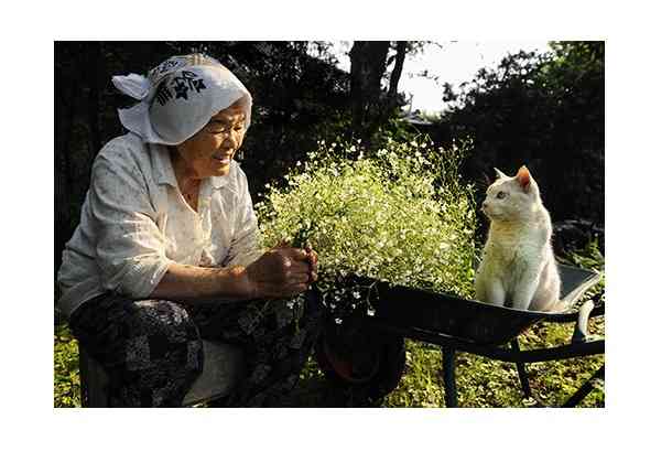 【生涯現役】タバコに、水着、ファッションモデル…86歳のバディおばあちゃんのイケイケっぷりが素敵すぎる！