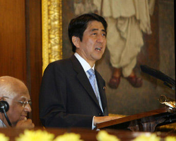 最後の一文を読み終えて安倍総理が深い礼をした直後、静寂が打ち破られ、インドの国会議員が全員総立ちになり、長く拍手が鳴り止まなかった。一方、日本では全く報道されなかった。 : まとめ安倍速報