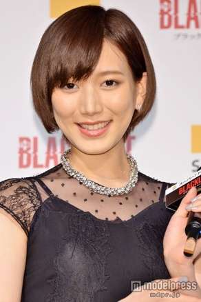光宗薫、美くびれチラ見せ…引き締まったスタイルに観客釘付け