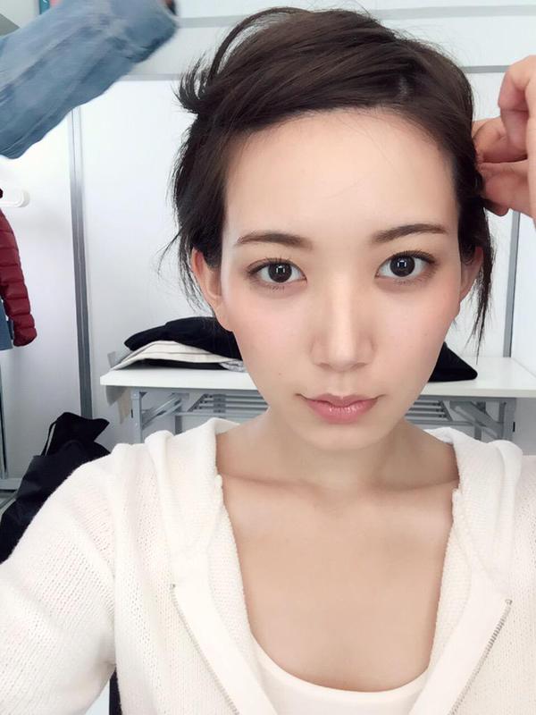 光宗薫、美くびれチラ見せ…引き締まったスタイルに観客釘付け