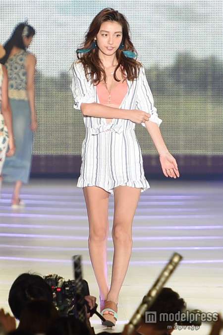 木下優樹菜、美バストあらわに