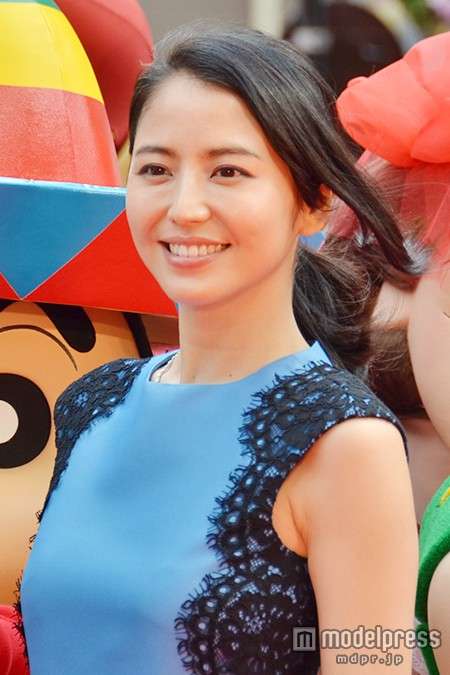 長澤まさみ、美脚のぞかせレッドカーペットに登場 