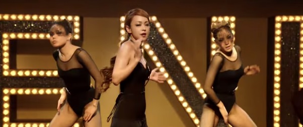 安室奈美恵がスリット入りロングドレスで大人なダンス。新作『Stranger』のMVを公開。