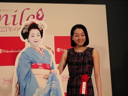 浅田真央が舞妓さんに“変身”、同じ着物・和化粧・髪結いで京舞挑戦。