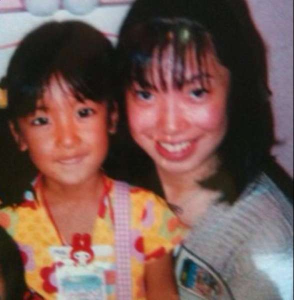板野友美、子ども時代の日焼けした姿に反響。「黒くてもかわいすぎるよ~」