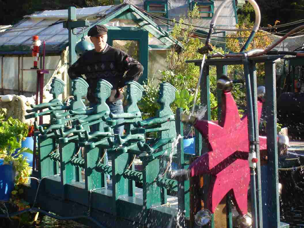 すべて手作りの「水上ハウス」に、20年間自給自足で暮らし続けるカップル