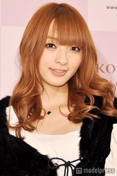 大島優子に佐藤かよが“チュー”「きょうはいい夢見れますよーに」。